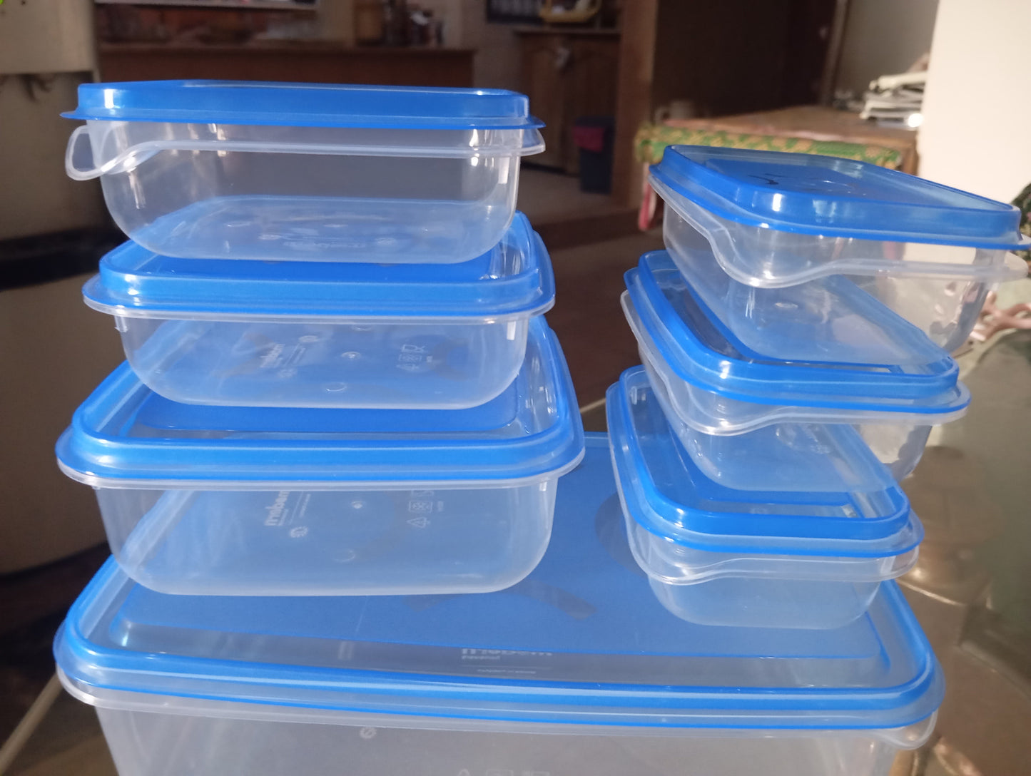 PLASTIC FOOD CONTAINERS